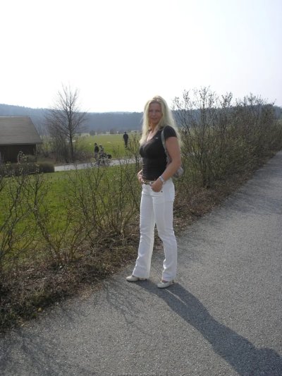 Опытная мамаша с отличным декольте