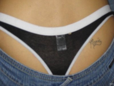 Красотка снимает свою гладкую киску на камеру