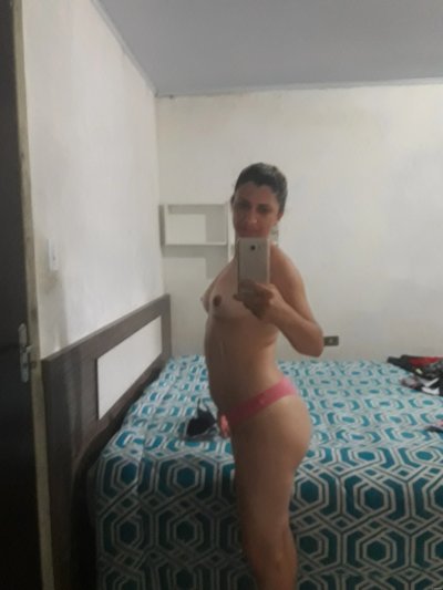 Горячая испанка демонстрирует свои прелести