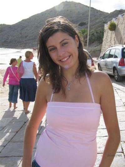 Завораживающая эротика с привлекательной брюнеткой для истинных ценителей