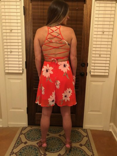 Раздевается и раздвигает ноги