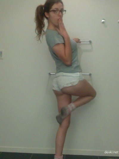 Молодая ученица снимает одежду и остается в нижнем белье