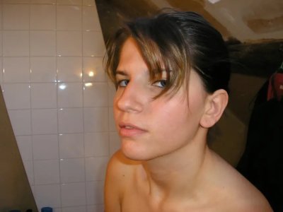 Голая красотка искусно демонстрирует свои прелести перед парнем