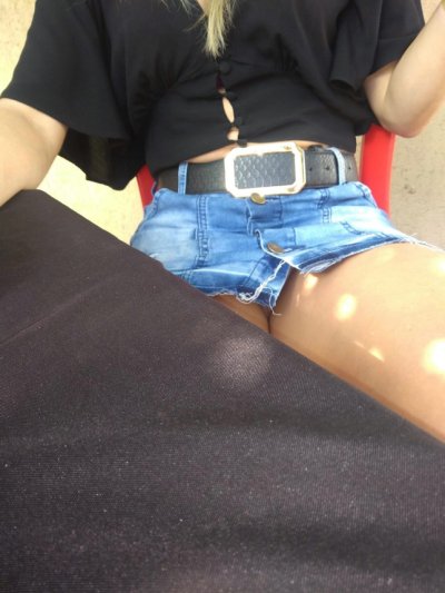 Сексуальная блондинка показывает свою промежность, муж записывает свою жену для нас