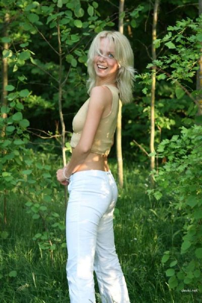 Сексуальная красотка в сельской местности