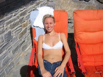 Интимное фото девушки с натуральной растительностью на теле