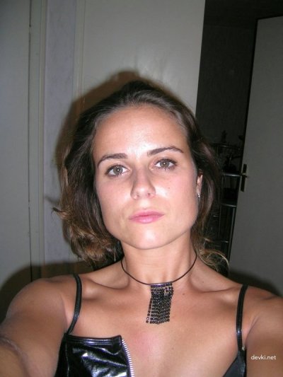 24-летняя девушка позирует на любительских фотографиях, демонстрируя свою красоту