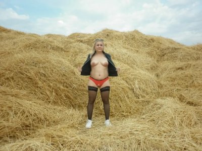 Развратная шлюшка блондинка без трусиков на улице