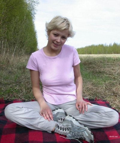 Девушка раздевается на свежем воздухе, раскрепощенная.