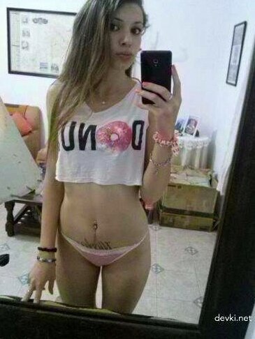 Очаровательная девушка с шикарной фигурой радует своим оральным искусством