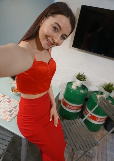 Развратная девушка постепенно раздевается перед камерой