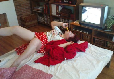 Мясистая красотка удовлетворяет себя игрушкой