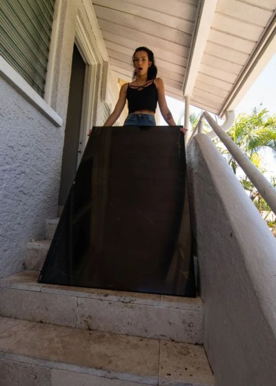 Темноволосая красотка в джинсах принимает в себя пенис