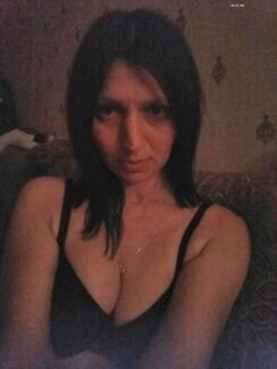 Горячая мамочка сосет возбужденный фаллос