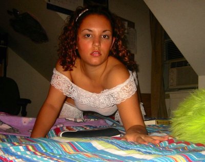 Молодая красотка удовлетворяет своего парня в постели