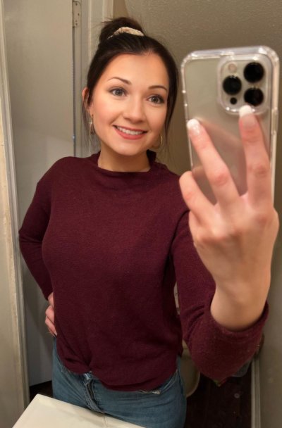 Сексуальная красотка показывает свои привлекательные груди с изяществом