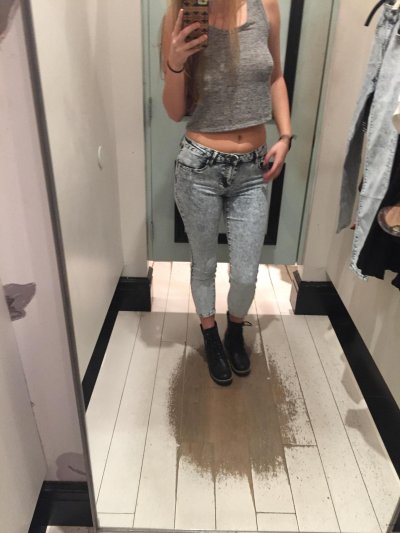 Снимает себя в примерочной - горячие фото для взрослых