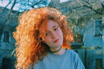 Огненная красотка с рыжими волосами и сексуальной фигурой ждет тебя!