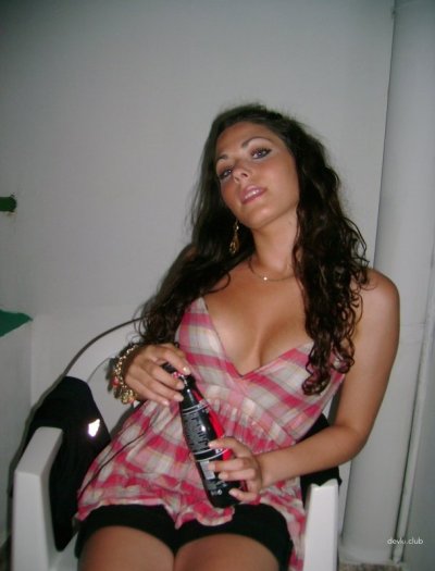 Друзья трахают общую подругу на глазах