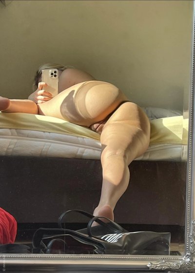 Развратная блондинка снимает себя на камеру и демонстрирует свое тело вблизи