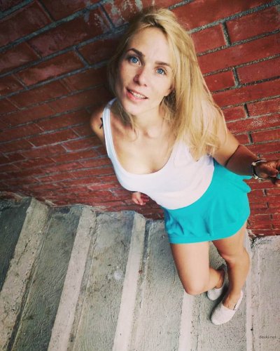 Моя пылкая летняя половинка демонстрирует все свои прелести