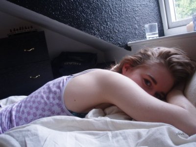 Нежная девочка демонстрирует свою невинность