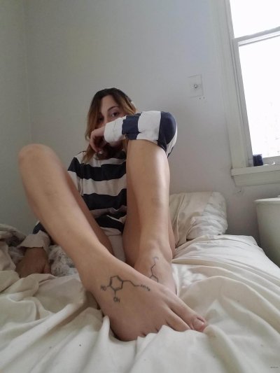 Сексуальная красотка ласкает свою интимную зону рукой