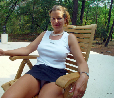 Мамочка снимает свои огромные дойки и демонстрирует писечку