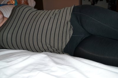 Развивает шмотки и дрочит