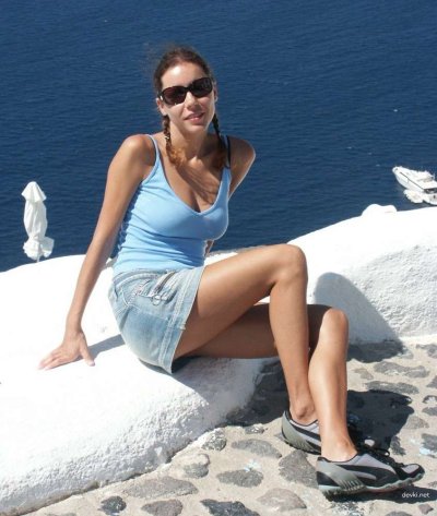 Шикарная красотка с бушем низко растущих волос