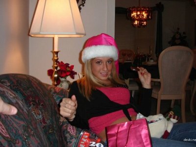 Развратная красотка демонстрирует прелести перед объективом