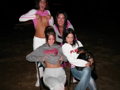 Девушки демонстрируют прелести