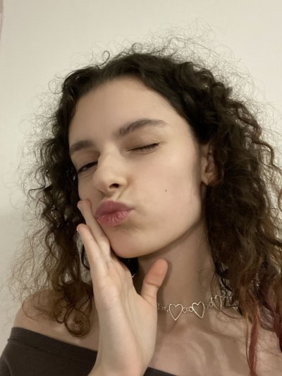 Привлекательная красотка с кудрявыми волосами и прекрасной грудью - новое видео!