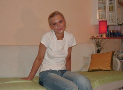 Милашка в уюте дома весело играет с интимной игрушкой