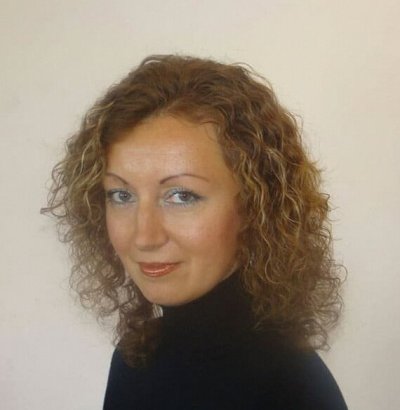 Опытная развратница показывает свои прелести в уютном уголке и на свежем воздухе