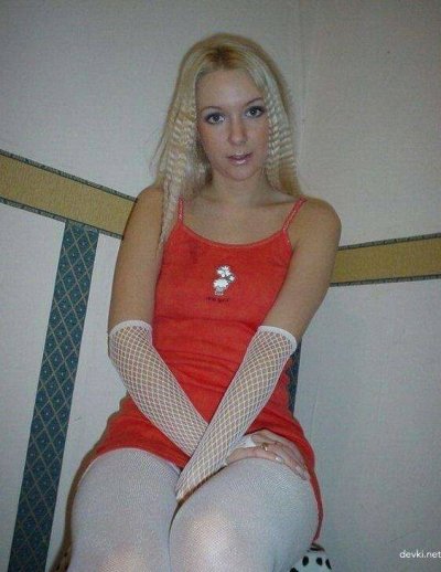 Сексуальная красотка снимает все одежды