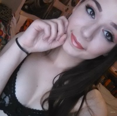 Привлекательная темноволосая красавица позирует на камеру