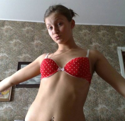 Сочная крошка обожает снимать себя голой на камеру