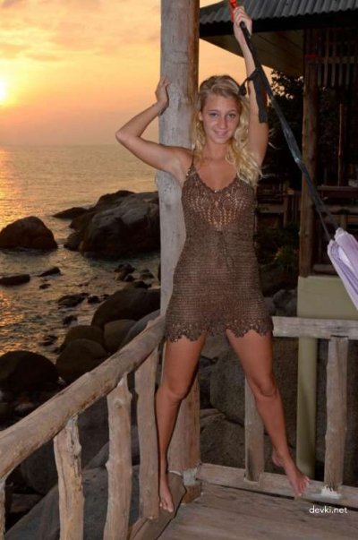 Девица прогуливается без одежды по улице