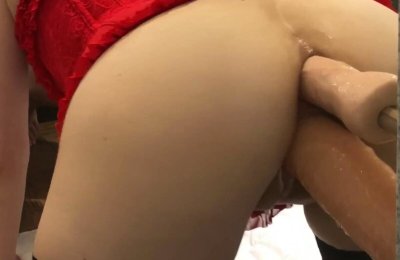 Сексуальная мамочка наслаждается игрушкой в киске и заднице, а потом сосет хуй