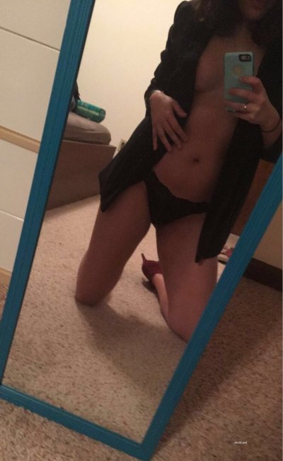 Милашка ублажает себяшку - эротический контент для взрослых