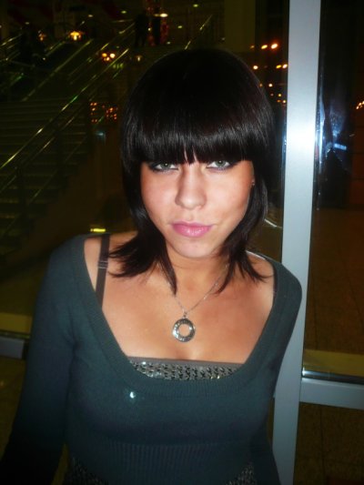 Сладкая брюнетка в шоколаде раздевается и делает минет