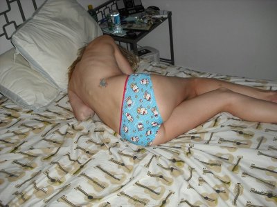 Сестра меняет одежду в своей спальне