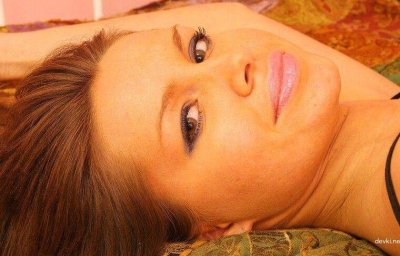 Девушка получает удовольствие с игрушкой для взрослых в одиночестве!