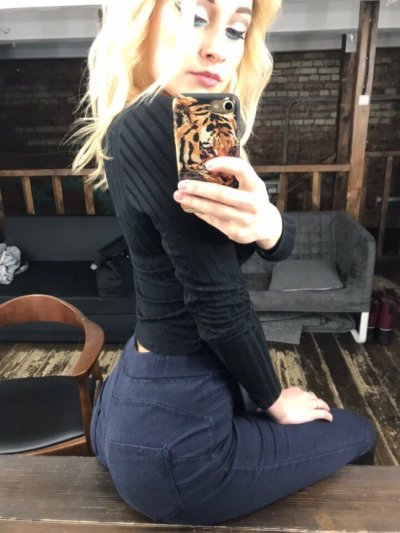 Молоденькая красотка показала свои обнаженные прелести