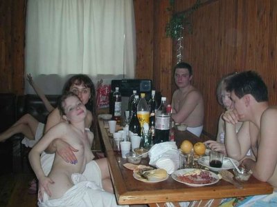 Парни с девушками расслабляются в бане на веселых встречах