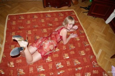 Нежная студенточка демонстрирует свою интимную зону