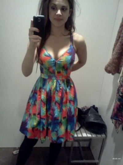 Развратная красотка демонстрирует свою ухоженную киску