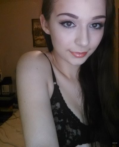 Привлекательная темноволосая красавица позирует на камеру