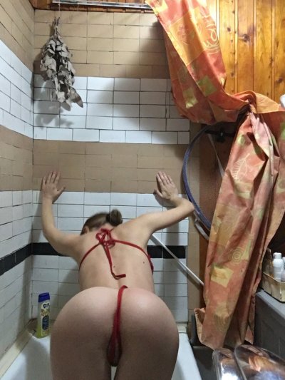 Молодая красотка в ванной: эротические фантазии.